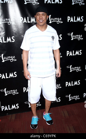 Hines Ward bei einem öffentlichen Auftritt für tanzen mit Stars Derek Hough unterrichtet Tanz zu einheimischen Studenten, Palms Casino Resort Hotel, Las Vegas, NV 12. März 2011. Foto von: MORA/Everett Collection Stockfoto