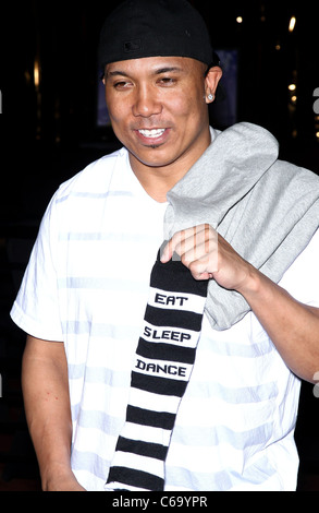 Hines Ward bei einem öffentlichen Auftritt für tanzen mit Stars Derek Hough unterrichtet Tanz zu einheimischen Studenten, Palms Casino Resort Hotel, Las Vegas, NV 12. März 2011. Foto von: MORA/Everett Collection Stockfoto