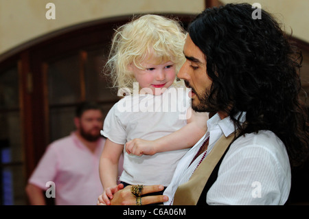 Russell Brand mit Felicitas, Tochter des Fotografen, bei einem Fototermin für den Film "Bekommen ihn, The Greek" ("Maennertrip") Stockfoto