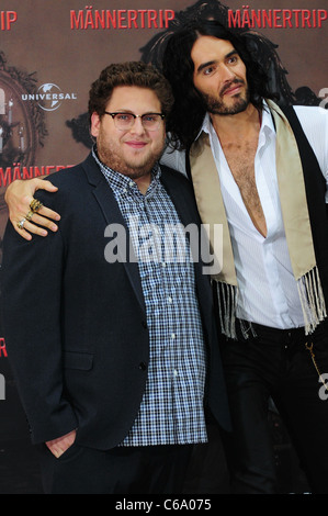 Jonah Hill, Russell Brand bei einem Fototermin für den Film "Bekommen ihn, The Greek" ("Maennertrip") im Adlon Hotel. Berlin, Deutschland- Stockfoto