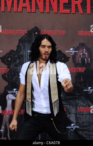 Russell Brand bei einem Fototermin für den Film "Bekommen ihn, The Greek" ("Maennertrip") im Adlon Hotel. Berlin, Deutschland - 25.06.2010 Stockfoto