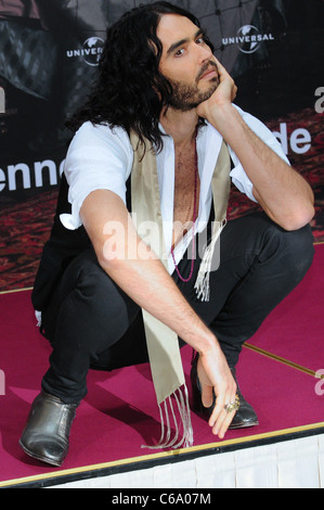 Russell Brand bei einem Fototermin für den Film "Bekommen ihn, The Greek" ("Maennertrip") im Adlon Hotel. Berlin, Deutschland - 25.06.2010 Stockfoto