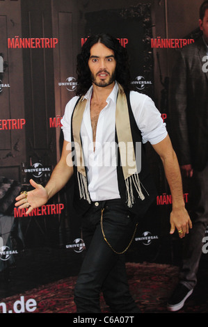 Russell Brand bei einem Fototermin für den Film "Bekommen ihn, The Greek" ("Maennertrip") im Adlon Hotel. Berlin, Deutschland - 25.06.2010 Stockfoto