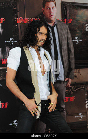 Russell Brand bei einem Fototermin für den Film "Bekommen ihn, The Greek" ("Maennertrip") im Adlon Hotel. Berlin, Deutschland - 25.06.2010 Stockfoto