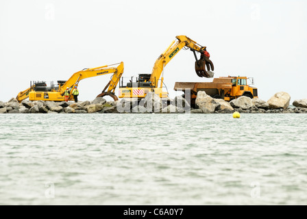 Der Bau des ein künstliches Riff, Abwehrkräfte Teil des Meeres für das Dorf von Borth, Ceredigion, Wales Stockfoto