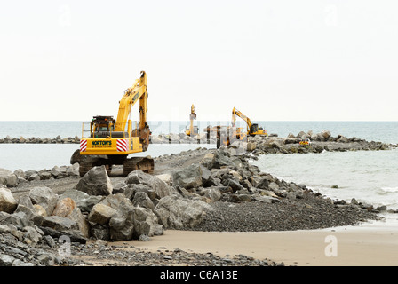 Der Bau des ein künstliches Riff, Abwehrkräfte Teil des Meeres für das Dorf von Borth, Ceredigion, Wales Stockfoto