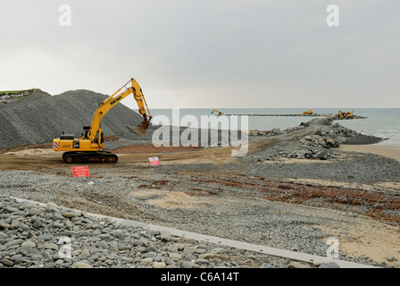 Der Bau des ein künstliches Riff, Abwehrkräfte Teil des Meeres für das Dorf von Borth, Ceredigion, Wales Stockfoto