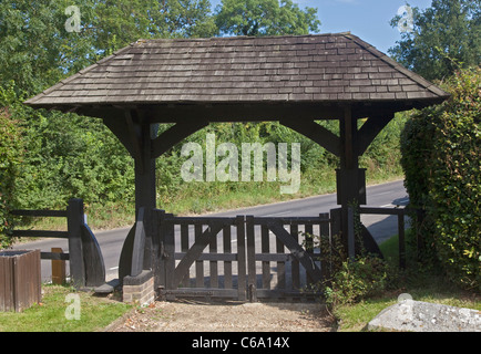 Lynch Tor an Str. Marys Kirche, Hartley Wintney, Hampshire, England Stockfoto