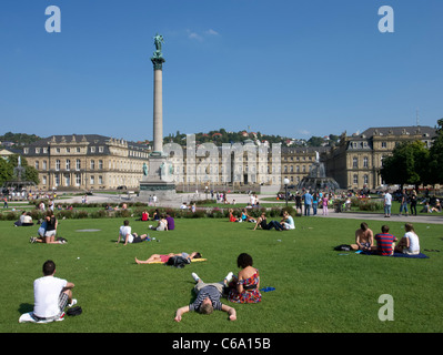 Hochsaison im Sommernachmittag auf dem Schlossplatz in Stuttgart in Deutschland Stockfoto