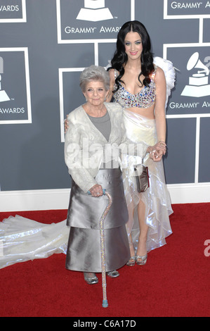 Katy Perry, Großmutter Ann Hudson im Ankunftsbereich für die 53. Annual GRAMMY Awards, Staples Center, Los Angeles, CA 13. Februar 2011. Foto von: Elizabeth Goodenough/Everett Collection Stockfoto