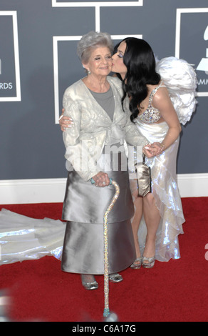 Katy Perry, Großmutter Ann Hudson im Ankunftsbereich für die 53. Annual GRAMMY Awards, Staples Center, Los Angeles, CA 13. Februar 2011. Foto von: Elizabeth Goodenough/Everett Collection Stockfoto