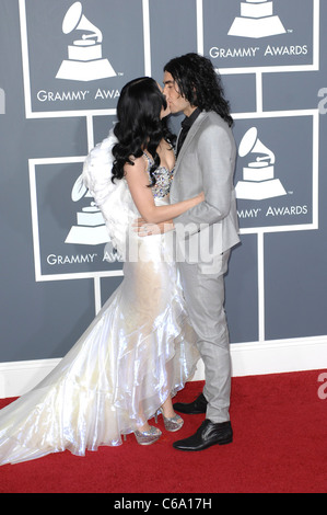 Katy Perry Russell Brand im Ankunftsbereich für die 53. Annual GRAMMY Awards, Staples Center, Los Angeles, CA 13. Februar 2011. Foto von: Elizabeth Goodenough/Everett Collection Stockfoto