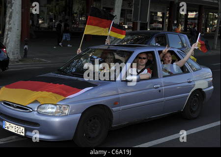 Deutsche Fans feiern den Sieg über England nach der Fußball WM Spiel Deutschland Vs England (WM-Fussballspiel Deutschland Vs. Stockfoto