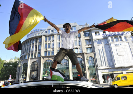 Deutsche Fans feiern den Sieg über England nach der Fußball WM Spiel Deutschland Vs England (WM-Fussballspiel Deutschland Vs. Stockfoto