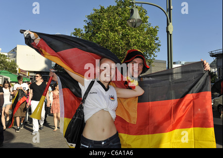 Deutsche Fans feiern den Sieg über England nach der Fußball WM Spiel Deutschland Vs England (WM-Fussballspiel Deutschland Vs. Stockfoto