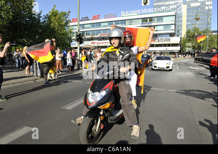 Deutsche Fans feiern den Sieg über England nach der Fußball WM Spiel Deutschland Vs England (WM-Fussballspiel Deutschland Vs. Stockfoto