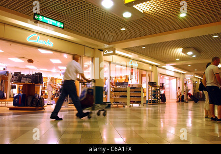 Die Gatwick Village Shopping Centre am Süd-Terminal des Flughafens Stockfoto