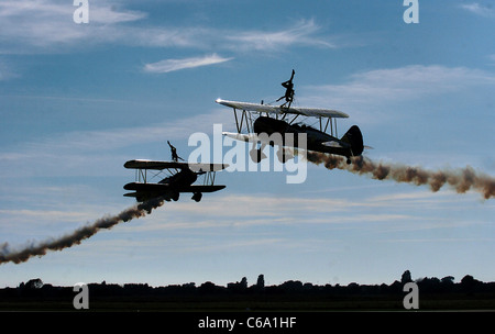 Die völlig Butterly Wing Walking anzeigen Team vorbei einander hautnah während ihrer Anzeige bei Shoreham Airshow UK Stockfoto