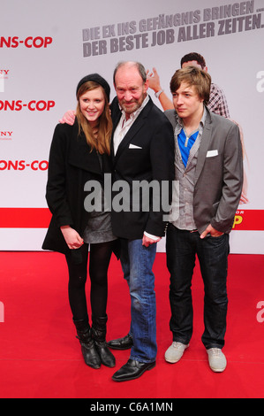 Michael Mendl; Joana Mendl und ihre Freundin bei der Deutschland-Premiere von "Der Kautions-Cop" ("The Bounty Hunter") im Cinemaxx Stockfoto