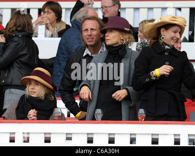 Paula Riemann, Raphael Beil, Katja Riemann und einem Freund verbringen Ostern Sonntag in Hoppegarten Rennen verfolgen. Berlin, Deutschland- Stockfoto