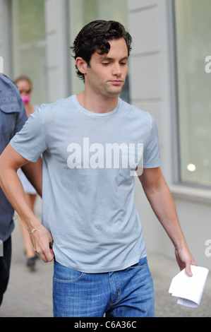 Penn Badgley, geht auf die "Gossip Girl" Film-set in der Upper East Side unterwegs für Promi-Schnappschüsse - Mi, New York, NY 13. Juli 2011. Foto von: Ray Tamarra/Everett Collection Stockfoto