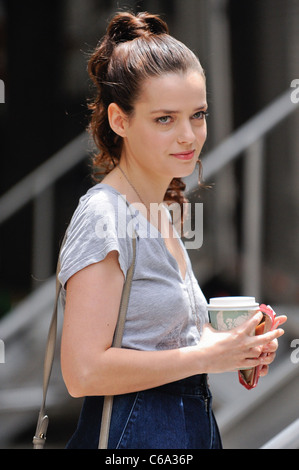 Roxane Mesquida, geht zu ihrem Anhänger an die "Gossip Girl" Film-set in der Upper East Side unterwegs für Promi-Schnappschüsse Stockfoto