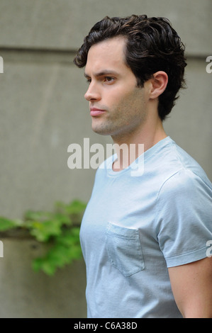 Penn Badgley, geht auf die "Gossip Girl" Film-set in der Upper East Side unterwegs für Promi-Schnappschüsse - Mi, New York, NY 13. Juli 2011. Foto von: Ray Tamarra/Everett Collection Stockfoto