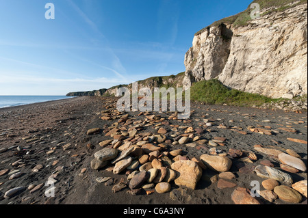 Erodierte Kalksteinfelsen auf Blast Strand in der Nähe von Seaham in der Grafschaft Durham Stockfoto