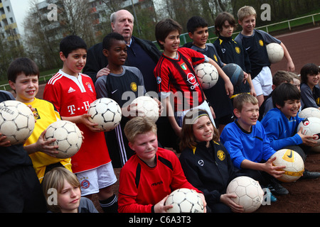 Reiner Calmund und junge Fußballspieler bei einem Foto ...