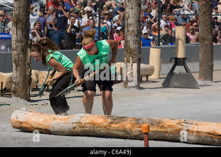 Lumberjill Logrolling contest, Holzfäller Feldtage, Boonville, Adirondacks, New York State Stockfoto