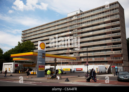 Großen Wohnblock mit Brettern vernagelt und geplant für die Regeneration Walworth unterwegs in der Umgebung von Elephant &amp; Castle, Südlondon. Stockfoto