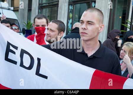 Palästinenser demonstrieren in central London-Mitglieder von der EDL, sammeln English Defence League. Stockfoto