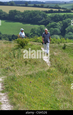 Zwei Wanderer genießen atemberaubende Aussicht auf Hod Hill, eine Eisenzeit Hügel Fort in Dorset UK Stockfoto