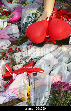 Blumen und Hommagen außerhalb Bournemouth Rathaus nach der Red Arrows abstürzen, dass getöteten FLT Lt Jon Egging Stockfoto