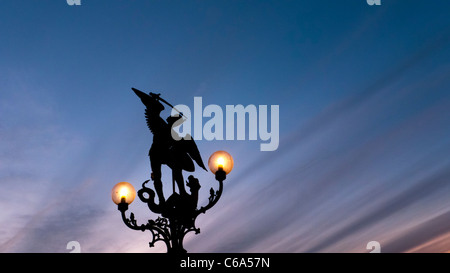 Silhouette Statue der Drachentöter St. Michael Brücke, Gent, Belgien Stockfoto