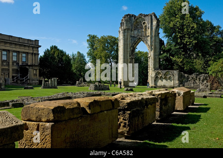 Ruinen Ruine Überreste der Abtei St. Mary in der Stadt Stadtzentrum im Sommer Museum Gardens York North Yorkshire England Großbritannien Großbritannien GB Großbritannien Stockfoto