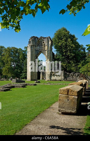 Ruinen Ruine Überreste der Abtei St. Mary in der Stadt Stadtzentrum im Sommer Museum Gardens York North Yorkshire England Großbritannien Großbritannien GB Großbritannien Stockfoto