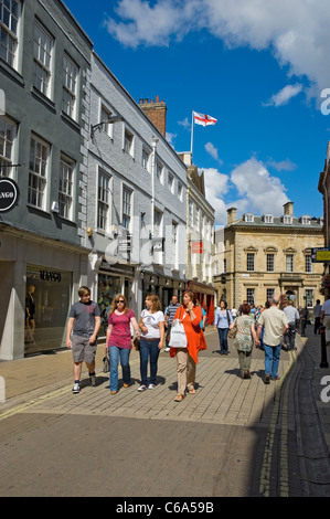 Menschen Touristen Besucher zu Fuß in der Innenstadt in Summer Coney Street York North Yorkshire England Vereinigtes Königreich GB Großbritannien Stockfoto