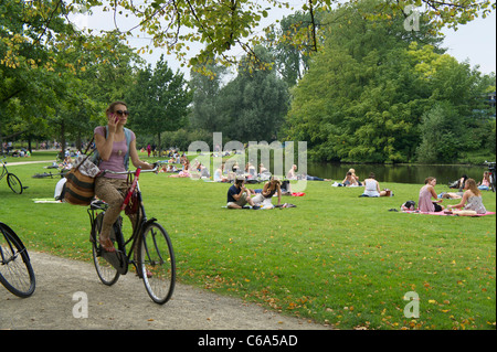 Eine geschäftige Vondelpark in Amsterdam auf einem heißen feuchten August Sonntag Stockfoto