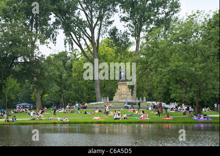 Eine geschäftige Vondelpark in Amsterdam auf einem heißen feuchten August Sonntag Stockfoto