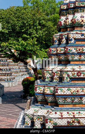Kunstvolle Strukturen auf dem Gelände des Grand Palace in Bangkok, Thailand Stockfoto