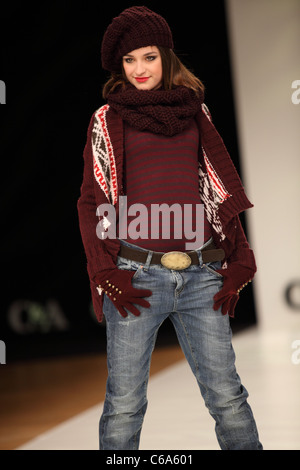 Deutschlands nächste Topmodel Kandidat Jaqueline Kohl bei einer Fashion show für die Herbst Winter 2010 Kollektion von C & A bei Stockfoto