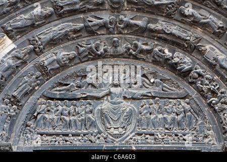 Paris - Detail vom Hauptportal des ersten gotischen Kathedrale Saint-Denis - Jesus im Himmel Stockfoto