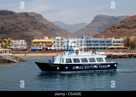 Glasboden Boot Überführung Touristen entlang der Küste in der Umgebung von Puerto Mogan auf Gran Canaria Stockfoto