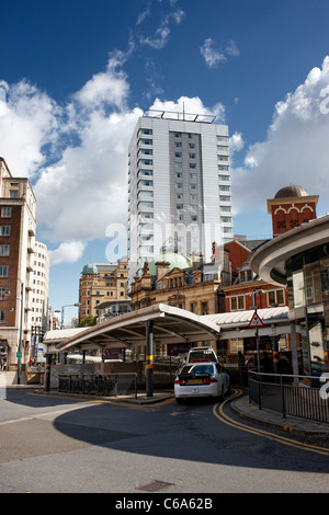 Leeds-Bahnhof, Blick auf die Stadt aus dem Bahnhofsvorplatz Stockfoto