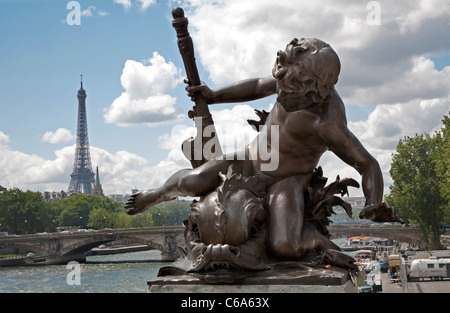 Paris - Statue von Brücke Alexandre III und Eiffelturm Stockfoto