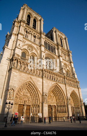 Paris - Notre Dame Westfassade im Abendlicht Stockfoto