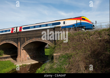 Klasse 222 Meridian Zug in East Midlands Trains Lackierung überqueren einer Brücke auf der Midland Mainline Stockfoto