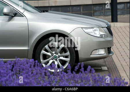 Nahaufnahme von der Vorderseite des Silber Skoda Superb Auto parkten außerhalb Büros in England. Stockfoto