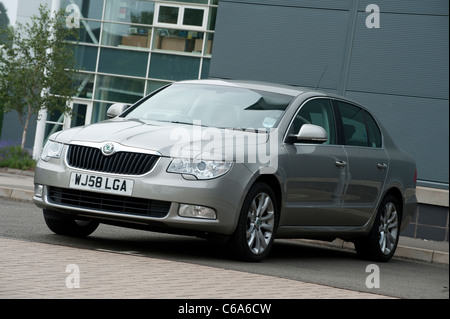 Silberne Auto Skoda Superb außen Büros in England. Stockfoto